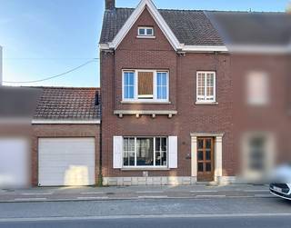 Centraal gelegen woning bestaande uit een inkomhal, lichtrijke leefruimte met eet-en zithoek + houtcassette, ruime keuken met...