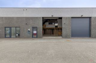 Entrepôt moderne avec espace de bureau à louer à Gand. Cet entrepôt est situé dans un bâtiment récent et offre un espace de stockage pratique avec la...