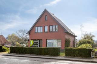 Via de inkomhal komt u in de leefruimte die is opgedeeld in een zithoek en eethoek. De grote ramen zorgen voor aangenaam veel natuurlijke...