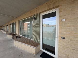 <p>Cet appartement neuf, lumineux et économe en énergie, est situé au cœur du Vieux-Berchem, dans le projet « De Wastuin ». Cafés, supermarchés, transports en commun et la gare de Berchem sont tous accessibles à pied. Bien que tout soit à proximité, c'est un quartier merveilleusement calme où il fait bon vivre.</p><p>L'appartement est flambant neuf et n'est mis en location que pour la deuxième fois.</p><p>On accède à « De Wastuin » par le jardin commun. L'appartement se trouve au deuxième étage et dispose d'une petite terrasse (ouverte) agréable juste devant la porte d'entrée.</p><p>On entre dans l’appartement par un petit hall ouvert, qui mène directement au salon et à la cuisine ouverte. La cuisine est équipée de tout le confort moderne : un lave-vaisselle, un réfrigérateur avec compartiment congélateur, un four combiné et une plaque à induction.</p><p>Un petit couloir donne accès à la salle de bains, équipée d’une baignoire-douche et d’un lavabo, aux toilettes séparées pour les invités et aux deux chambres. Enfin, l’appartement dispose d’un local technique séparé, qui sert également de buanderie.</p><p>Particularités : appartement économe en énergie avec compteurs individuels ; local à vélos et terrasse (ouverte) donnant sur le magnifique jardin intérieur verdoyant (commun).</p><p>Loyer : 1 185 € + 100 € de charges = 1 285 € par mois.</p>
