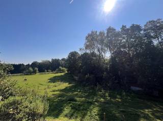 <p><span>Zou u graag leven midden in de seizoenen, 4 jaargetijden zien komen en gaan doorheen alle ramen van uw landhuis?</span><span><br /></span><span>Zou u dit bovendien graag gecombineerd zien met een uitermate rustige doch centrale ligging ?</span><span><br /></span><span>Dan is dit het ideale huis voor u: het alfabet schiet tekort om de schitterende ligging van het eigendom te omschrijven.</span><span><br /></span><span>Gelegen op wandelafstand van de gezellige dorpskern van Lubbeek, ligt deze villa op een prachtig perceel van maar liefst 8376 m² met unieke gevrijwaarde vergezichten... het leent zich tot een permanent vakantiegevoel in eigen land. Onthaasten en genieten van de natuur staan hier immers centraal.<br />Deze karaktervolle villa met een zeer grote bewoonbare oppervlakte van 445 m² omvat op het gelijkvloers een inkomhal met gastentoilet, een riante living van 65 m², een keuken, een bijkeuken en de masterbedroom met en suite de badkamer. </span><span>Op de eerste verdieping bevinden er zich 4 volwaardige slaapkamers en een badkamer.<br />Verder zijn er verschillende functionele zolders aanwezig. Tevens is dit landhuis volledig onderkelderd en voorzien van een ruime inpandige garage van 60 m². Bovendien beschikt deze villa nog over een aparte conciërgewoning met 2 slpks. </span><span><br /></span><span>Mits een aantal verfraaiingswerken uit te voeren kan dit landhuis eenvoudig veranderd worden in een gezellige, hedendaagse thuis! </span><span><br /></span><span>Kortom, een uniek gelegen landhuis en een absolute aanrader voor wie zoekt naar ruimte, licht en groen, met verschillende steden in de zeer nabije omgeving. Een absolute aanrader.</span><span><br /> </span></p><p><span>i</span></p>