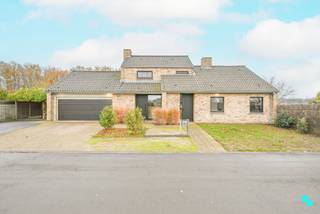 Instapklare, goed onderhouden ééngezinswoning met voormalige praktijkruimte (momenteel ingericht als speelkamer) en aparte ingang. Deze ruime...