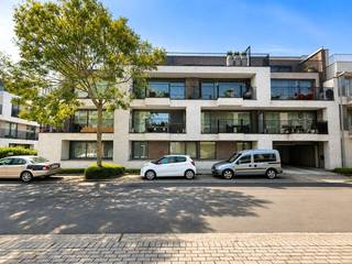 Recent en energiezuinig appartement met 2 slaapkamers en een leuk terras, rustig gelegen in een recent gebouw nabij de vernieuwde jachthaven te Zeebrugge. <br /><br />Indeling: inkomhal met apart toilet, een ruime woonkamer met veel licht dat uitgeeft op een mooi terras aan de voorkant. Verder nog een ingerichte open keuken, een aparte berging met aansluiting voor WM/DK, twee slaapkamers en een mooie badkamer met inloopdouche.<br /><br />Maandelijkse huurprijs: € 795 huur + € 55 syndicuskosten. <br /><br />Meer informatie of een vrijblijvend bezoek? <br />Contacteer Willem Cauwels op het nummer 050/89.27.70.