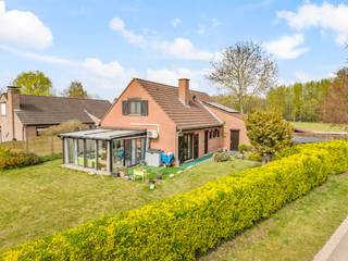 Deze ruime woning is gelegen in een rustige, doodlopende straat in Rotselaar. In de nabije omgeving vindt u winkels, scholen, openbaar vervoer en recreatiemogelijkheden zoals de bekende Plas van Rotselaar en diverse wandel- en fietsroutes. Ook is er een zeer vlotte verbinding met de autostrade en met Leuven.<br /><br />De woning biedt een bewoonbare oppervlakte van 208 m² en is praktisch ingedeeld. Op het gelijkvloers bevindt zich een lichtrijke living met zithoek (voorzien van kachel en airco) en eetplaats, een open keuken en een veranda met directe toegang tot de tuin. Verder zijn er een inkomhal, apart toilet, badkamer met douche en dubbele wastafel, twee slaapkamers (waarvan één met airco) en een garage.<br /><br />De eerste verdieping omvat drie bijkomende slaapkamers (waarvan één met airco), een nachthal, een apart toilet, een ruime badkamer met ligbad, douche en dubbele wastafel, en een handige bergruimte.<br /><br />Buiten geniet u van een terras van 10 m², afgewerkt met klinkers, en een ruime tuin op een perceel van 8a83ca. Daarnaast zijn er een carport, tuinhuis en hondenhok aanwezig.<br /><br />De woning is uitgerust met airco, zonnepanelen (7.300 Wp), een thuisbatterij en een warmtepompboiler, en is bovendien asbestveilig. Een ideale gezinswoning op een aantrekkelijke locatie.<br /><br />Interesse? Contacteer ons vandaag nog voor een bezichtiging en ontdek de mogelijkheden!<br /><br />Bijkomende info (EPC, bodemattest, elektriciteit,...) kan U hieronder downloaden ↓