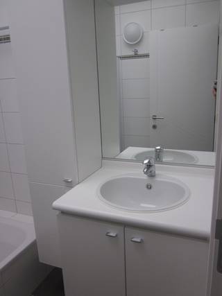 - Gelegen in recent gebouw van 3 appartementen<br />- Op wandelafstand van winkels en bushalte<br />- Mooie lichte woonkamer<br />- Open keuken met keramische kookplaat, oven, koel-vriescombinatie en vaatwasser<br />- Badkamer met ligbad, douchescherm en lavabomeubel<br />- 2 slaapkamers<br />- Bergkamer/bureel<br />- Apart toilet<br />- Cv-wasplaats<br />- Zuidwest gelegen terras en tuin<br />- Eigen garagebox inbegrepen<br />- Ideaal voor 3 personen<br />- EPC-waarde = 70 kWh/m² (per jaar)<br />- Watertoets: P-score: D - G-score: B<br />- 40 €/maand gemeenschappelijke kosten<br /><br />Beschikbaar 1 september 2026<br /><br />Vg-Wg-Gdv-Gvkr-Gvv<br /><br />Contacteer ons via info@vergimmo.be