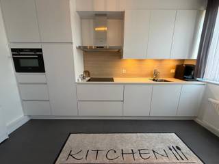 <p>Dit zeer verzorgde appartement op de eerste verdieping is ideaal gelegen in Aartselaar, met scholen, winkels en openbaar vervoer op korte afstand. Dankzij de centrale ligging tussen Antwerpen, Mechelen en Brussel geniet u van een uitstekende bereikbaarheid.<br /><br /><strong>INDELING</strong><br />Via de inkomhal betreedt u de lichtrijke leefruimte.<br />Zeer verzorgde open keuken, volledig uitgerust met de nodige toestellen. <br />De leefruimte biedt rechtstreeks toegang tot het terras.<br />Twee mooie slaapkamers.<br />Verzorgde badkamer met douche.<br />In het gebouw is bovendien een gemeenschappelijke fietsenberging aanwezig.<br /><br />Het geheel verkeert in uitstekende staat en is instapklaar.<br /><br /><br /><strong>POSITIEVE ASPECTEN</strong><br />- Verzorgd en instapklaar appartement<br />- Gemeenschappelijke fietsenberging<br />- Nabij scholen, winkels en openbaar vervoer<br />- Slechts 3 km van de waterbus naar Antwerpen<br />- Centrale ligging tussen Antwerpen, Mechelen en Brussel<br />- Toplocatie<br />- Mogelijkheid tot overname meubels<br /><br />Beschikbaar: vanaf 1 augustus<br />Waarborg: 3 maanden<br />Plaatsbeschrijving: €200 (éénmalig)<br />Vaste kosten: € 85/maand</p>
<p>Een perfect appartement voor starters, alleenstaanden, koppels of kleine gezinnen die op zoek zijn naar een instapklare woonst in het hart van Aartselaar.</p>