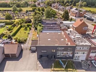 <p>Commerciële ruimte op een toplocatie.</p><p>Bestaande uit een volledig gerenoveerde showroom, burelen, en parking. <br />TROEVEN: nieuwe dakconstructie, vloerverwarming, nieuwe elektrische installatie.</p><p>INDELING: aparte garage, parking, atelier van een 280m2, burelen/praktijk, keuken, badkamer, handige grote kelder. <br />Op het verdiep bevinden zich een leefruimte en 2 slaapkamers. ideale commerciële locatie, nabij alle winkels!</p><p>Te koop via Immo Beguin, jouw vastgoedexpert sinds 2009, met kantoren in Ronse, Waregem, Kortrijk, Deinze, Doornik en Lessines. <br />Meer info via guido@immobeguin.be</p>