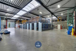 VEELZIJDIG INDUSTRIEPAND MET INSTAPKLAAR APPARTEMENT TE MAASMECHELEN !We vinden dit industriepand met appartement terug op een perceel van 26a 41ca...