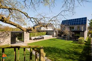 Op een gunstige en vlot bereikbare ligging in Putte bevindt zich deze exclusieve, stijlvol vormgegeven villa, gelegen op een perceel van 998 m²...