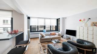 Ontdek dit stijlvol afgewerkte en instapklare appartement waar ruimte, licht en wooncomfort perfect samenkomen. Dankzij de hoogwaardige afwerking en de uitstekende ligging is dit een ideale woon- of tweede verblijfplaats aan de kust.<br /><br />Bij het binnenkomen wordt u verwelkomd in een ruime, lichtrijke leefruimte die naadloos aansluit op de open, volledig uitgeruste keuken. Vanuit de keuken geniet u van directe toegang tot het aangename terras aan de voorzijde, een fijne plek om te ontspannen. Het appartement beschikt over twee volwaardige, ruime slaapkamers, beide voorzien van ingemaakte kasten die zorgen voor een strak en verzorgd interieur. Beide slaapkamers geven uit op een zonnig en rustig terras achteraan, waar u in alle privacy kunt genieten van de buitenlucht. De eerste slaapkamer beschikt over een elegante badkamer met ligbad en wastafel. De tweede slaapkamer heeft een eigen douche en lavabomeubel, wat extra comfort en privacy biedt.<br /><br />Verder omvat het appartement een apart gastentoilet en een praktische berging met aansluiting voor een wasmachine en droogkast. Een uitzonderlijke troef is de mogelijkheid om een garage op het gelijkvloers aan te kopen. Deze biedt plaats aan een grote én een kleine wagen en beschikt bovendien over extra bergruimte, ideaal voor fietsen, strandmateriaal of bijkomende stockage. Verkoopprijs garage: € 250.000. Daarnaast beschikt het appartement over een private kelderberging en een gemeenschappelijke fietsenberging met fietshaken.<br /><br />Bent u geïnteresseerd? Neem gerust contact met ons op voor meer informatie of een bezichtiging.