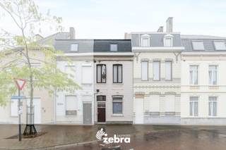 Deze te renoveren stadswoning is gunstig gelegen nabij het centrum van Roeselare, op wandelafstand van de Markt (mobiscore: 9,2/10). De woning is vlot bereikbaar, met diverse winkels, horeca, openbaar vervoer en sportfaciliteiten op wandelafstand.<br /><br />Bij binnenkomst betreedt u een ruime inkomhal met een aangrenzende berging die ook dienst kan doen als bureau. Verder komt u in de woon- en eetkamer, die toegang biedt tot zowel de keuken als de badkamer.<br /><br />Via de trappenhal bereikt u de eerste verdieping, waar een hal leidt naar twee ruime en lichtrijke slaapkamers. Vervolgens kunt u met een vaste trap naar de ruime zolderverdieping +/- 23 m², die na opknapwerk mogelijk als masterbedroom kan worden ingericht.<br /><br />Deze woning beschikt bovendien over een uitstekende ligging, verwarming op gaskachel(s), rolluiken, ....<br /><br />Renovatieplicht van toepassing.<br /><br /><strong>Deinst u er niet van terug uw handen uit de mouwen te steken? <br />Of bent u op zoek naar het ideale project? Aarzel niet en leg vandaag nog uw bezoek vast! </strong>