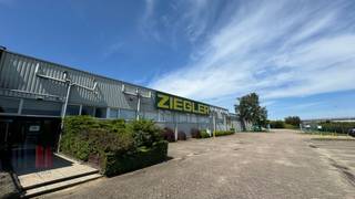 Entrepôt phénoménal d'une surface de 7.600 m² et de 185 m² de bureaux à louer avec une zone de stockage extérieure de 915 m² . L'entrepôt a une hauteur libre de 4,65 m sous poutre, 7,5 m sous plafond et est accessible par 3 très grands portails ( 8,80 m L et 4,50 m H ), 1 quai de chargement disponible, partiellement chauffé. Le hangar fait partie d'un site d'entreprise avec de nombreuses places de parking et de manœuvre. Disponible immédiatement.<br />Contactez PANORAMA pour plus d'informations ou pour une visite sans engagement au 0477 07 30 30.