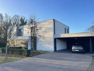 Deze jonge gezinswoning is rustig gelegen in een doodlopend straatje, op wandelafstand van het centrum van Genk, nabij Campus Sint-Jan (Ziekenhuis Oost-Limburg) en vlakbij Kattevennen<span>, </span>één van de negen toegangspoorten van het Nationaal Park Hoge Kempen.<br /><br />De verkaveling is netjes aangelegd en de voortuintjes geven meteen een fraaie eerste indruk. De woning is instapklaar.<br /><br />Op het gelijkvloers bestaat de woning uit een inkomhal met gastentoilet en glazen deur naar de leefruimte, een living, een open keukenhoek en een praktische berging.<br /><br />De geïnstalleerde keuken is modern en uitgerust met een inductie kookplaat, een vaatwasser, een oven, een koelkast en het keukeneiland is voorzien van een zitgedeelte.<br /><br />Op de verdieping liggen 3 slaapkamers en een badkamer met een tweede toilet, een badkamermeubel met enkele lavabo en een douche.<br /><br />De woning beschikt aan de straatkant over een dubbele carport. Hoewel het een gesloten bebouwing betreft is de tuin eveneens bereikbaar via de functionele opslagruimte tussen de tuin en de carport.<br /><br />De tuin is volledig omheind met een draadafsluiting. De groene haag en schanskorven bieden privacy en een aantrekkelijke aanblik. Op het terras kan je genieten van de namiddag- en avondzon. Het tuinhuis zorgt voor extra opslagruimte.<br /> 