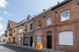 Te koop in Izegem, twee te renoveren woningen naast elkaar. wenst u meer info of een bezoek? contacteer ons via hello@belistate.be 0479/90.60.31...