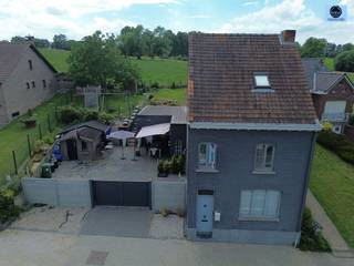<p><span>ZEER LEUKE WONING MET 3 KAMERS EN TUIN</span></p><p><span>Richtprijs : 275.000 euro</span></p><p><span> </span></p><p><span>Leuke woning met 3 kamers, tuin en ruim terras met een elektrische toegangspoort.</span></p><p><span>Op de gelijkvloerse verdieping is de keuken, berging, ingerichte badkamer, living en inkomhal.</span></p><p><span>Op de eerste verdieping zijn er 2 ruime kamers.</span></p><p><span>Op de tweede verdieping is er een heel grote kamer met een mezzanine.</span></p><p><span>De woning heeft PVC ramen met dubbele beglazing.</span></p><p><span>Momenteel is er een EPC met F label omdat het elektrische verwarmd is.</span></p><p><span>Dit kan met een warmtepomp met een beperkt budget naar een D label gebracht worden.</span></p><p><span>Achter de elektrische poort kan een wagen geplaatst worden.</span></p><p><span> </span></p><p><span>Aarzel niet en bel 0475/51.40.73 voor een afspraak of e-mail <span>sven@svena.be</span></span></p><p><span> </span></p><p><span>Deze gegevens zijn louter informatief en wij kunnen niet aansprakelijk gesteld worden voor eventuele onjuistheden. </span></p><p><span>De bewoonbare oppervlakte is slechts indicatief.</span></p><p><span> </span></p>