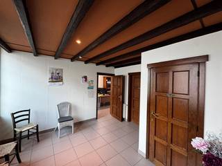 <br />Instapklaar handelspand te huur in hartje Lendelede. Het pand is 143 m² groot en beschikt over een wachtruimte/inkomhal, toilet, twee bureauruimtes, kitchenette en een koer. Op de eerste verdieping is er een opslagruimte. Ideaal voor vrij beroep, praktijk of kantoor.<br /><br />Troeven:<br />- centrale ligging<br />- buitenruimte<br />- parkeergelegenheid in de straat<br />- meteen beschikbaar<br /><br />Interesse? Neem snel contact op voor een bezoek!<br /> <br /><br />