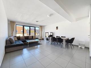 Ben je op zoek naar een ruim appartement met <strong>twee slaapkamers</strong> in Zwijndrecht? Dan is dit appartement zeker een bezoekje waard!<br /><br />Je komt binnen in de lichtrijke leefruimte met open keuken. De keuken is uitgerust met een <strong>nieuwe koelkast en vaatwasmachine.</strong><br />Aansluitend vind je een ruime berging met aansluitingen voor je wasmachine en droogkast. Daarnaast biedt deze ruimte voldoende plaats voor extra opslag.<br /><br />Het appartement beschikt over<strong> twee slaapkamers</strong>. Vanuit de kleinste slaapkamer heb je rechtstreeks toegang tot het <strong>terras.</strong><br /><br />De badkamer is voorzien van een douche en een lavabomeubel.<br />Daarnaast is er een apart gastentoilet.<br /><br />Tot slot is dit appartement <strong>gunstig gelegen</strong>, vlakbij winkels, scholen en openbaar vervoer.<br /><br /><strong>Praktische informatie:</strong>
<ul>
<li>Beschikbaar vanaf 01/01/2027</li>
<li>Gemeenschappelijke kosten per maand: € 50,-</li>
<li>Huurwaarborg: 3 maanden huur (€2.700,-)</li>
<li>Combi ingaande + uitgaande plaatsbeschrijving: € 285,- incl. 21 % BTW (per partij)</li>
</ul>
Interesse? Neem gerust contact op voor meer informatie of een bezoek ter plaatse.<br /><br />Neem een kijkje op www.immoselekt.be voor ons volledige huuraanbod.<br />