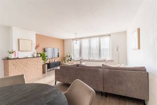 <p>🌿 Gezellig 2-slaapkamerappartement met terras op centrale ligging!<br />Dit mooi en verzorgd appartement op de tweede verdieping combineert comfort, licht en een praktische indeling. Een ideale woonst voor wie op zoek is naar aangenaam wonen met alle voorzieningen binnen handbereik.</p><p>🏡 Indeling & wooncomfort<br />Via de inkomhal komt u in de lichtrijke leefruimte, waar de grote raampartijen zorgen voor een aangename natuurlijke lichtinval. Aansluitend bevindt zich de ingerichte keuken, die toegang geeft tot een gezellig terrasje.<br />Het appartement beschikt verder over twee ruime slaapkamers en een badkamer met ligbad, praktisch ingericht. De elektriciteit is conform en het geheel is zeer goed onderhouden.</p><p>🌳 Omgeving<br />Gelegen op een centrale locatie met openbaar vervoer vlakbij en winkels, supermarkten en scholen op wandelafstand. Alles wat u nodig heeft ligt binnen handbereik, terwijl u thuis kan genieten van een aangename rust.</p><p>🚗 Bereikbaarheid<br />Vlotte verbindingen naar omliggende gemeenten en belangrijke invalswegen maken dit een ideale uitvalsbasis.</p><p>📩 Interesse? Wenst u meer informatie of had u graag een bezichtiging gewenst? Info@markasa.be<span></span> of 03/827.72.92</p>