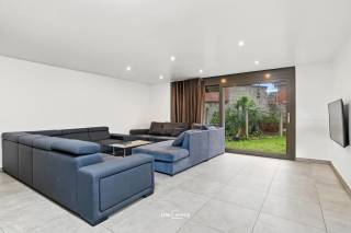 Op zoek naar een instapklare halfopen bebouwing waar u zich meteen thuis voelt? Deze woning combineert comfort, energiezuinigheid en ruimte op een perceel van 232 m², met een bewoonbare oppervlakte van 182 m².<br />De woning telt 4 ruime slaapkamers, een vernieuwde keuken en twee toiletten, ideaal voor een gezin. Dankzij de zongerichte zuidwestelijke oriëntatie genieten de leefruimtes de hele dag van veel natuurlijk licht. Twee extra zolders — waarvan één perfect bewoonbaar en één boven de garage — bieden volop opslag- of uitbreidingsmogelijkheden.<br />Energetisch scoort deze woning uitstekend met EPC-label A: dakisolatie van 12 cm, muur- en vloerisolatie, driedubbele beglazing en een condensatieketel zorgen voor een lage energiefactuur. De elektriciteit is conform tot 2049, en elektrische rolluiken verhogen zowel comfort als veiligheid. De stevige betonnen constructie garandeert duurzaamheid voor de toekomst.<br />Praktisch gezien beschikt u over een garage voor 1 wagen en een oprit voor 1 wagen, zodat parkeren nooit een probleem is. De ligging dichtbij alle mogelijke voorzieningen — winkels, scholen en openbaar vervoer — maakt dit huis helemaal af.<br />Een energiezuinige, instapklare woning met deze troeven vindt u niet elke dag. Contacteer ons snel voor een bezoek, want deze kans is zeldzaam op de markt. Bel ons op het nummer: 052/46.38.03 of info@uw-huis.be.