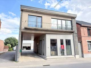 <p><span>GEZELLIG GELIJKVLOERS-APPARTEMENT MET 1 SLAAPKAMER EN 2 AUTOSTAANPLAATSEN</span></p><p><span>ligging in centrum met vlotte bereikbaarheid via N17, A12 en N16</span></p><p><span> </span></p><p><span>Inkomhal / wc met handwas / living met eetplaats en super-ingerichte open keuken (totale opp.: 33m²) en aangename mezzanine (3,9 x 3,6m) (met mogelijkheid tot creatie bureau) / ruime slaapkamer (4,8 x 3,5m) / douchekamer met wastafel en douche.</span></p><p><span>2 overdekte autostaanplaatsen / wasplaats / fietsenberging / 2 bergingen.</span></p><p><span> </span></p><p><span>Appartement is bewoonbaar door maximaal 2 personen.</span></p><p><span> </span></p>