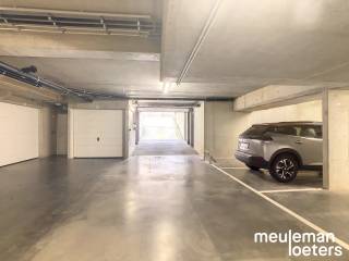 Ondergrondse garagebox (nr.12) gelegen in residentie Marie Malou heeft een uitstekende ligging in het commercieel centrum van Oostkamp. <br /><br />Deze garage (15 m2) heeft een manuele sectionaalpoort en is beschikbaar vanaf 01/01/2027.<br />Meer informatie bij ons kantoor.
