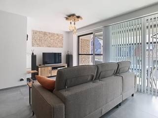 Schitterend appartement met 2 slaapkamers te huur in het centrum van Middelkerke, Westendelaan 24, gelegen in de jonge (2020) residentie “Green Park”. Dankzij de uitstekende ligging woont u hier op een steenworp afstand van winkels, het openbaar vervoer en het park! Het appartement blinkt uit in ruimte en is met veel oog voor detail afgewerkt. Bovendien is het uitgerust met 2 ruime terrassen (elk 10 m²), waardoor u de hele dag door van de zon kunt genieten! Daarnaast is er de optie om een parkeerplaats achter het gebouw te huren voor € 100,00 per maand. <br /><br />Indeling:<br />- inkomhal/ nachthal<br />- ruime leefruimte<br />- geïnstalleerde open keuken<br />- terras (vooraan)<br />- bergruimte <br />- badkamer <br />- apart toilet<br />- slaapkamer 1<br />- slaapkamer 2<br />- terras (achteraan)<br /><br />troeven:<br />- recent appartement (2020)<br />- uiterst centrale ligging!<br />- 2 ruime terrassen!<br />- 2 fietsplaatsen bijhorend!<br />- mogelijkheid tot bijhuren van staanplaats<br /><br />Algemene kosten: € 75,00 per maand<br /><br />Het appartement is beschikbaar vanaf 1/12.<br /><br />Bent u geïnteresseerd in dit pand te huur in Middelkerke? Ga naar de website www.dewaele.com, klik op het pand dat je wenst te huren. Via de rode knop "vraag je bezoek aan" vragen we u kort een profiel in te vullen. Daarna nemen we contact op voor een bezoek. Telefonisch kunnen er geen afspraken gemaakt worden.