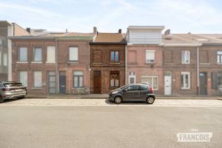 Op deze zeer mooie ligging vlakbij het Brugse centrum stellen we jullie voor aan deze rijwoning met drie slaapkamers en tuin.<br /><br />Wegens onverwachte gezondheidsomstandigheden is deze woning al even niet meer bewoond en kan ze daarom wat extra liefde gebruiken. Met wat opfrissingswerken is er van dit pand een gezellige thuis te maken vlakbij tal van voorzieningen en op een vlot bereikbare ligging. Op enkele minuten te voet sta je aan de Smedenpoort, 't Zand of ga je voor een rustige wandeling langs de Vesten.<br /><br />De gelijkvloers bevat een inkomhal, een leefruimte met open keuken, de badkamer met apart toilet en technische ruimte. Buiten kom je terecht in een diepe tuin waar je kan genieten van de zon van 's morgens tot 's avonds. <br /><br />Boven bevinden zich twee ruime slaapkamers, waarvan de ene doorgang biedt tot de zolderverdieping met de derde slaapkamer.<br /><br />Dankzij het EPC-label C geldt hier geen renovatieplicht. De elektrische installatie werd afgekeurd en is aan vervanging toe.<br /><br />Zie jij het helemaal zitten om van deze woning jouw thuis te maken? Neem dan contact op met Immo Francois en plan je bezoek in.<br /><br />Wil je jouw woning verkopen in regio Sint-Andries, Sint-Michiels, Oostkamp of Varsenare? Contacteer Eva via eva@immofrancois.be of 0471 96 08 57 voor een vrijblijvende waardebepaling.<br /><br />