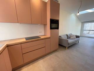 Op een RUSTIGE toplocatie in de BINNENSTAD vinden we deze KNAPPE stadswoning terug. De woning verwelkomt je met een inkomhal voorzien van vestiaire. De LICHTRIJKE leefruimte met open, uitgeruste keuken geeft uit op een ruim en ZONNIG TERRAS, de ideale plek om heerlijk te ontspannen.<br />Op de verdiepingen bevinden zich 2 slaapkamers en een badkamer. Een stadswoning met een WARME uitstraling, waar rust, comfort en een centrale ligging perfect samenkomen. Hier is het werkelijk zalig thuiskomen! De woning werd trouwens VOLLEDIG GERENOVEERD in 2024 en is voorzien van vloerverwarming! EPC 157 kWh/m²jaar – UC3826393