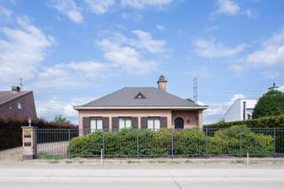 Rustig gelegen te renoveren woning op een gegeerde locatie in Beveren, vlak bij winkels, scholen, openbaar vervoer en met vlotte verbindingen naar Antwerpen, Gent en de Waaslandhaven.<br /><br />De woning bevindt zich op een ruim perceel van 1.050 m² en beschikt over een lichtrijke woonkamer met authentieke elementen, een geïnstalleerde leefkeuken met aansluitende veranda, drie slaapkamers op het gelijkvloers en een zolder met tal van uitbreidingsmogelijkheden. De badkamer is voorzien van een lavabo, ligbad en toilet, daarnaast is er nog een extra gastentoilet aanwezig.<br /><br />Er is voldoende opslagruimte aanwezig in de twee garages en het tuinhuis. Kortom, een ideale woning voor wie op zoek is naar ruimte en renovatiepotentieel.<br /><br />Verplichte vermeldingen<br />Epc E: 471 kWh/m2 (renovatieverplichting)<br />P-score: B<br />G-score: A<br />Vg-Wg-Gvkr-Gvv-Gmo