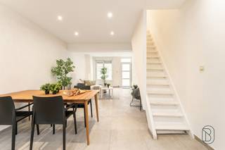 Ideale investering of als starterswoonst!Volledig gerenoveerde woning met 4 slaapkamers en tuin, gelegen op wandelafstand van winkels, scholen en...