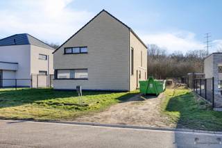 Af te werken open bebouwing met veel potentieel op rustige locatieOp een rustige en aangename locatie bevindt zich deze open bebouwing met een...