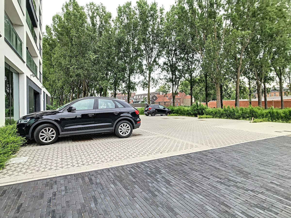 Parkeerplaats nabij centrum Ingelmunster. - foto 1