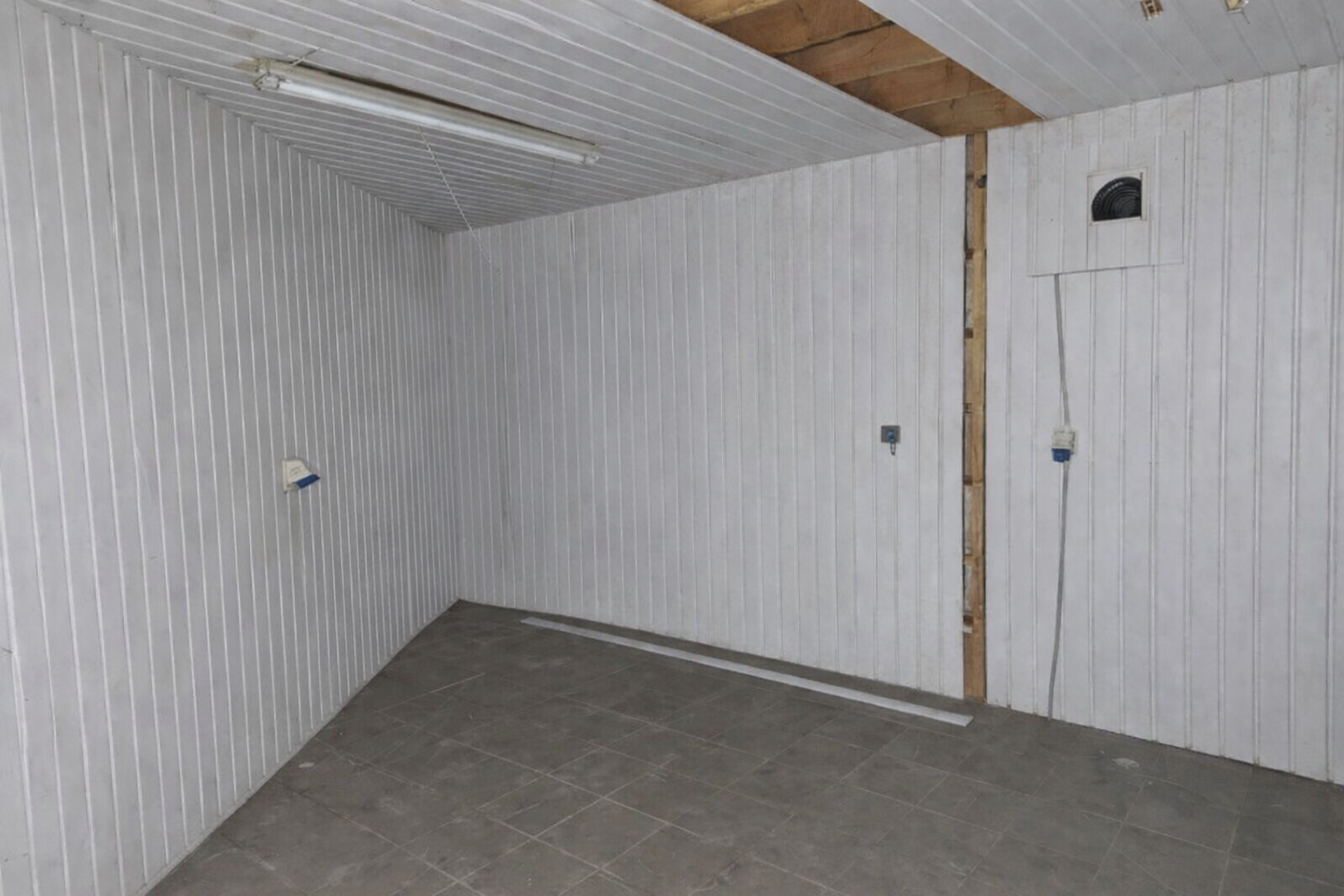 Ruim Magazijn Met Kantoor/woonruimte Te Huur In Hoboken! - foto 4