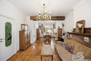 Ontdek deze ruime en verzorgde gezinswoning waar comfort, functionaliteit en aangenaam wonen perfect samenkomen. Met maar liefst vier volwaardige slaapkamers biedt deze woning alle ruimte voor het hele gezin. De lichtrijke leefruimtes creëren een warme en gezellige sfeer, terwijl de praktische indeling zorgt voor optimaal wooncomfort. Extra troef is de gelijkvloerse achterbouw, waar zich een slaapkamer, badkamer en een praktische wasplaats bevinden. Hierdoor is de woning perfect geschikt voor wie comfortabel gelijkvloers wil wonen of extra ruimte wenst voor het gezin. Buiten geniet u van een ruime tuin waar u in alle rust kan ontspannen met familie en vrienden. Daarnaast beschikt de woning over een garage en praktische bergruimte.<br />Een ideale woning voor wie op zoek is naar ruimte, comfort en een aangename thuis in een rustige omgeving.