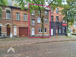 <p>Deze woning biedt enorm veel potentieel en geniet van een uitstekende ligging in een mooie, rustige straat. Bovendien bevinden winkels, scholen en openbaar vervoer zich op korte afstand.</p>
<p>Op het gelijkvloers vind je de inkomhal, leefruimte, keuken en een praktische doucheruimte met toilet.</p>
<p>De eerste verdieping beschikt over twee volwaardige slaapkamers en een badkamer met ligbad, toilet en wasmeubel.</p>
<p>Op de bovenste verdieping bevindt zich nog een zeer ruime derde slaapkamer en een buitenruimte die steeds als dakterras werd gebruikt.</p>
<p>Een woning boordevol mogelijkheden op een rustige, maar centrale ligging. Ideaal voor wie er helemaal zijn eigen thuis van wil maken!</p>
<p>Troeven:</p>
<ul>
<li>Rustige mooie ligging</li>
<li>Enorm veel potentieel</li>
<li>Recente ramen</li>
<li>Centraal gelegen</li>
</ul>
<p>Deze woning is te koop ZONDER makelaar via het concept van Smart Houses! Wenst u verdere inlichtingen of een bezoek? Contacteer rechtstreeks de eigenaar via +32467018068</p>
