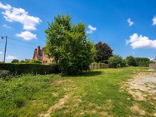 <strong>ZUIDWEST GERICHT BOUWPERCEEL</strong> met prachtig vergezicht in het <strong>LANDELIJKE ELLEZELLES</strong>. Dit mooi gelegen <strong>PERCEEL VAN 722 M²</strong> bevindt zich aan de rand van het pittoreske Ellezelles, in een <strong>RUSTIGE EN GROENE WOONOMGEVING</strong> die uitermate geschikt is voor wie op zoek is naar ruimte en rust. Met een <strong>STRAATBREEDTE VAN 10 METER</strong> biedt dit perceel de mogelijkheid tot het oprichten van een <strong>HALFOPEN BEBOUWING</strong>, <strong>IDEAAL VOOR EEN GEZINSWONING</strong> met <strong>OPTIMALE LICHTINVAL</strong> en een aangename tuinoriëntatie op het zuidwesten. De achterzijde van het perceel trakteert je op een <strong>ADEMBENEMEND OPEN UITZICHT OVER HET GLOOIENDE LANDSCHAP</strong>, wat zorgt voor een <strong>PERMANENT VAKANTIEGEVOEL</strong>. Dankzij de ligging in woongebied geniet je van de nodige bouwmogelijkheden en een vlotte bereikbaarheid naar omliggende dorpen en steden. Kortom, een uitgelezen kans om jouw droomwoning te realiseren op een <strong>UNIEKE LOCATIE IN PAYS DES COLLINES</strong>.<br /><br />Adres: Rue Docteur André 86 te Ellezelles