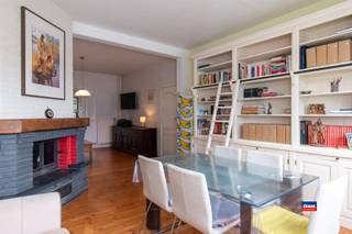 <p><span>HOBOKEN | TE MODERNISEREN WONING MET DRIE SLAAPKAMERS EN TUIN OP EEN TOTALE GRONDOPPERVLAKTE VAN 198m² | EPC E |</span></p><p><span>Indeling als volgt: gelijkvloers: voortuin - inkom/traphal met ingebouwde kast - toilet - woonkamer - geïnstalleerde keuken met eetplaats - tuin met overdekt terras. </span></p><p><span>Eerste verdieping: traphal/overloop - drie slaapkamers - badkamer met inloopdouche, lavabo en toilet.</span></p><p><span>Droge bruikbare kelder met aansluiting wasmachine.</span></p><p><span>De woning is voorzien van airco op het gelijkvloers en eerste verdieping | zeven zonnepanelen met batterij!</span></p><p><span>Uitstekend ligging op loopafstand van park, openbaar zwembad, diverse winkels, grootwarenhuis, scholen en dorpskern.</span></p><p><span>(!) Opgelet voor deze woning geldt een renovatie-verplichting binnen de zes jaar na aankoop.</span></p>