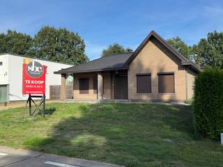 Op een toplocatie, vlak bij het prachtige natuurgebied <strong>De Wijers</strong> in Zonhoven, bevindt zich deze ruime gelijkvloerse woning met 3 slaapkamers op een perceel van <strong>13a 83ca</strong>.<br />Hier geniet u van rust en groen, gecombineerd met een vlotte bereikbaarheid.<br /><br /><strong>Adres: Zonhoven, Wijvestraat 112.</strong><br /><br />Indeling: inkomhal, ruime leefruimte, volledig geïnstalleerde (recente) keuken, berging/wasplaats.<br />Nachtgedeelte: 3 slaapkamers en centrale badkamer met ligbad en lavabo.<br /><br />Verder beschikt de woning over een zolder, kruipkelder en losstaande garage met automatische poort.<br /><br />Troeven:<br />- groot perceel<br />- rustige omgeving met centrale bereikbaarheid<br />- vernieuwd dak<br />- recente, volledig uitgeruste keuken<br />- gelijkvloers wonen met veel potentieel<br />- vrijstaande garage met automatische poort<br /><br />Bijzondere informatieplicht:<br />Vergunning uitgereikt-Woongebied met landelijk karakter-Geen verkavelingsvergunning-Geen voorkooprecht-Geen rechterlijke herstelmaatregel of bestuurlijke maatregel opgelegd<br /><br />Voor meer informatie of een vrijblijvend bezoek bel Jens op 0499105011 of stuur een mailtje naar info@sbcvastgoed.be<br /> 