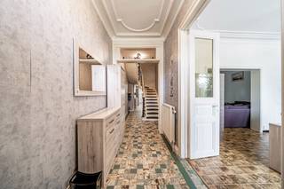 <p>We Invest Sud-Luxembourg stelt u met plezier deze aangename rijwoning voor, die ruime volumes en een uitstekend inrichtingspotentieel biedt. Deze woning, gelegen aan de Route de Bastogne 418, zal gezinnen aanspreken die op zoek zijn naar een ruime, functionele en aanpasbare woning.</p>
<p>Bij binnenkomst valt de woning meteen op door haar hoge plafonds en royale ruimtes, die een aangenaam gevoel van ruimte creëren. Ze bestaat uit een woon- en eetkamer, een volledig uitgeruste keuken, drie slaapkamers, een bureau, een douchekamer en twee toiletten.</p>
<p>Een belangrijke troef van de woning is de inrichtbare zolder van meer dan 60 m². Deze ruimte biedt bijzonder interessante mogelijkheden en kan, afhankelijk van uw behoeften, worden ingericht als ouderlijke suite, extra slaapkamers, ontspanningsruimte, kantoor of speelkamer. Deze bijkomende oppervlakte maakt het mogelijk om de woning eenvoudig te laten meegroeien met uw toekomstige wensen.</p>
<p>Aan de achterzijde geniet u van een aangenaam perceel van meer dan 200 m². Deze buitenruimte biedt tal van mogelijkheden voor de aanleg van een terras, een tuin of een gezellige ontspanningsplek.</p>
<p>De woning beschikt eveneens over een garage met smeerput, een bijzonder gewaardeerde voorziening voor liefhebbers van automechanica. Daarnaast is er een bijgebouw dat momenteel als werkplaats wordt gebruikt, aangevuld met een extra opslagruimte op de verdieping met betonnen vloer. Dit geheel vormt een echte meerwaarde voor doe-het-zelvers, zelfstandigen of personen die over materiaal beschikken en extra opslagruimte zoeken.</p>
<p>Technische kenmerken: PEB-label C, conforme elektrische installatie, ramen met dubbele beglazing, centrale verwarming op stookolie, aangevuld met een houtkachel, hoge plafonds en talrijke opbergruimtes.</p>
<p>Deze woning biedt royale volumes, een aanzienlijk inrichtingspotentieel en talrijke praktische bijgebouwen, gecombineerd met een aangename tuin aan de achterzijde. Een veelzijdig pand dat zeker uw aandacht verdient, zowel voor gezinsbewoning als voor wie het toekomstige potentieel van de woning optimaal wil benutten.</p>
<p>Voor meer informatie of om een bezichtiging te plannen:</p>
<p>📞 +32 (0)63 33 00 69 – 📧 sud.luxembourg@weinvest.be</p>