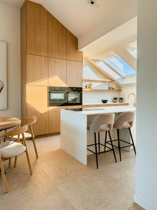 Nieuwbouwproject ‘<strong>Elegant Wonen’</strong> biedt een aangename woonomgeving met een centrale binnentuin, in het bruisende Sint-Truiden. In dit nieuwbouwproject in afwerkingsfase hebben we nog enkele prachtige penthouses te koop! E301 bijvoorbeeld heeft een bewoonbare oppervlakte van maar liefst 134m2, beschikt over 3 ruime slaapkamers en heeft 2 zeer aangenaam terrassen.<br /><br />Ook dit nieuwbouwpenthouse beschikt over een eigen warmtepomp en PV-panelen om zo uw energiefactuur tot een minimum te beperken. Een groot pluspunt als toekomstige woonst of duurzame en kwalitatieve investering!<br /><br />Voor meer informatie ontvangen we u graag ter plaatse of bij ons op kantoor om dit prachtige project tot in de puntjes toe te lichten. Bel nu Elien Mombaerts op het nummer 0470/38.21.30.