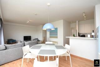 Dit stijlvol gemeubileerde appartement in de Jozef Nellenslaan, op slechts enkele minuten wandelen van het strand, biedt twee ruime slaapkamers,...