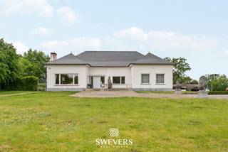 Voor meer info en foto’s, surf naar www.swevers.be – Deze ruime villa op een perceel van maar liefst 57a 24ca combineert volume, licht en tal...