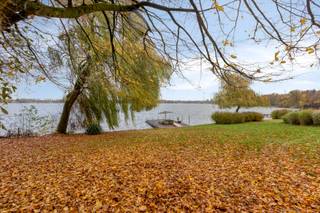 Wil u ook iedere dag het vakantiegevoel beleven aan een fantastisch privé meer van 95ha? Een zeldzame parel op een unieke locatie. De woningen...