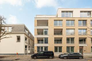<p>Prachtig nieuwbouwappartement met terras</p><p> </p><p>Wil jij de unieke kans om te wonen in een nog nooit bewoond en dus gloednieuw appartement? En dat in de coolste buurt van Antwerpen, BOHO? Om de hoek van openbaar vervoer, het stadscentrum, winkels, parken en gezellige horeca?</p><p> </p><p>•<span>    </span>Bijna energie neutraal label</p><p>•<span>    Direct beschikbaar</span></p><p>•<span>    </span>Maandelijkse kosten: € 55</p><p> </p><p>Dit nieuwbouw appartement is gelegen op de tweede verdieping in een nieuwbouw met lift. Er is een inkomhal met toegang naar de ruime leefruimte met open keuken en inpandig terras.</p><p> </p><p>Achteraan een ruime slaapkamer met ensuite badkamer. De toilet en berging zijn toegankelijk vanuit de nachthal.</p><p> </p><p>Nutsvoorzieningen op individuele meters op naam van huurder. Maandelijkse lasten € 55/maand.</p><p> </p><p>Benieuwd?</p><p>Vul de bezoekaanvraag in onderaan de advertentie op https://www.sinjoor.be en geef alle gevraagde details door. De dossierverantwoordelijke neemt snel contact met u op om de verdere stappen te bespreken.</p>