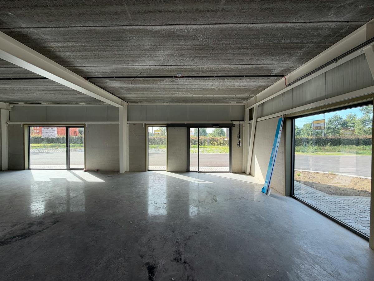 KMO-unit van 216 m² met showroom, mezzanine, sanitair en 7 parkeerplaatsen - foto 4