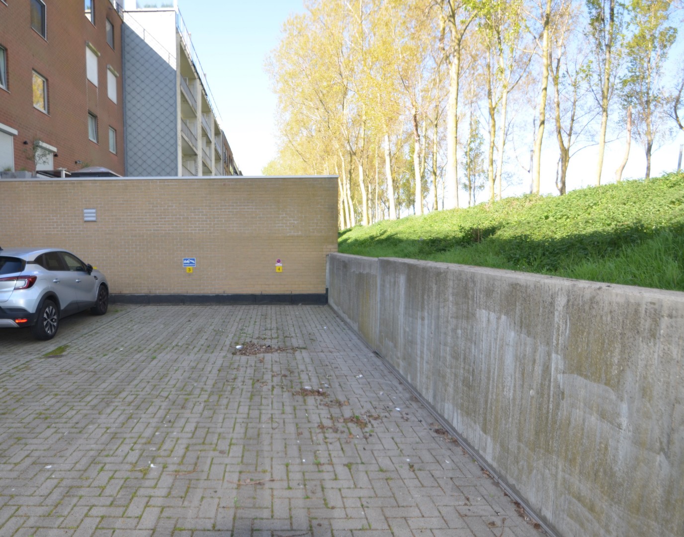 Ruime staanplaats, afgesloten terrein, vlot inrijden. - foto 3