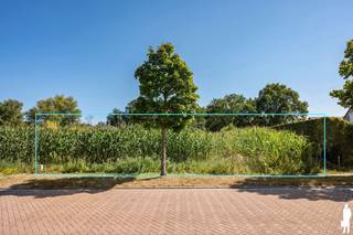 <p><span>Op zoek naar een mooi perceel bouwgrond waar u uw eigen woning kunt realiseren? Deze bouwgrond van ca. </span><strong><span>963 m²</span></strong><span> is bestemd voor het oprichten van een </span><strong><span>vrijstaande eengezinswoning</span></strong><span> en biedt dankzij de gunstige perceelafmetingen heel wat mogelijkheden.</span></p>
<p><span><strong>Perceel</strong><br /></span>- Perceeloppervlakte van ca. <strong><span>962,82 m²<br /></span></strong>- Perceelbreedte van ca. <strong><span>18 meter<br /></span></strong>- Perceeldiepte van ca. <strong><span>53 meter<br /></span></strong>- Bouwzone voor het hoofdgebouw met een maximale diepte van <strong><span>17 meter<br /></span></strong>- Voortuinzone van <strong><span>6 meter<br /></span></strong>- Minimaal <strong><span>3 meter</span></strong> afstand tot de zijdelingse perceelsgrenzen</p>
<p><span><strong>Bouwmogelijkheden</strong><br /></span>- Bestemd voor een <strong><span>vrijstaande eengezinswoning<br /></span></strong>- Voorgevelbreedte van minimaal <strong><span>7 meter <br /></span></strong>- Maximale kroonlijsthoogte van <strong><span>6 meter</span></strong> volgens de aangepaste verkavelingsvoorschriften<br />- Maximale nokhoogte van <strong><span>11 meter<br /></span></strong>- Schuin dak met een dakhelling tussen <strong><span>35° en 55°<br /></span></strong>- Plat dak mogelijk voor uitbouwen</p>
<p><span><strong>Bijgebouwen</strong><br /></span>- Mogelijkheid tot het oprichten van <strong><span>bijgebouwen</span></strong>, rekening houdend met de geldende verkavelingsvoorschriften<br />- Gezamenlijke oppervlakte maximaal <strong><span>3% van de perceelsoppervlakte<br /></span></strong>- Maximale bouwhoogte van <strong><span>3 meter<br /></span></strong>- Afhankelijk van de inplanting is een plat of schuin dak mogelijk</p>
<p><span><strong>Bijzonderheden</strong><br /></span>- <strong><span>Ruim perceel</span></strong> van bijna 10 are<br />- Mooie perceelbreedte van ca. <strong><span>18 meter<br /></span></strong>- Geschikt voor een <strong><span>vrijstaande woning<br /></span></strong>- Royale bouwzone met een diepte tot <strong><span>17 meter<br /></span></strong>- Goede combinatie van <strong><span>woonruimte en tuin<br /></span></strong>- Verkavelingsvoorschriften beschikbaar op aanvraag</p>
<p><span><strong>Ligging</strong><br /></span><span>Het perceel is gelegen aan de Kauwenberg in Kalmthout, in een residentiële omgeving. Dankzij de ruime oppervlakte en de voorziene bouwzone vormt deze grond een interessante opportuniteit voor wie een vrijstaande woning volledig naar eigen smaak en behoeften wil realiseren.</span></p>
<p><span>De vermelde bouwmogelijkheden zijn gebaseerd op de beschikbare verkavelingsvoorschriften. Voor concrete bouwplannen en eventuele afwijkingen dient steeds navraag te worden gedaan bij de bevoegde gemeentelijke diensten.</span></p>