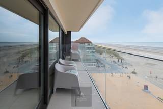 Ruim appartement (type doorloper) met 2 slaapkamers gelegen op de 6e verdieping van de residentie Scorpio op de zeedijk te Nieuwpoort-Bad. De residentie kreeg in 2025 een uitgebreide complete gevelrenovatie met nieuwe terrassen en glazen balustrades. Indeling: inkom, vestiaire, apart toilet, berging, 2 ruime slaapkamers uitgevend op het zongericht terras aan de achterzijde, één van beide slaapkamers beschikt over eigen sanitair bestaande uit wastafel en douchecel, vernieuwde badkamer met toilet, dubbele wastafel en ligbad, ruime woonkamer met vernieuwde open keuken, terras uitgevend op de zeedijk. EPC: 172 kWh/m². Vraagprijs: 945000€