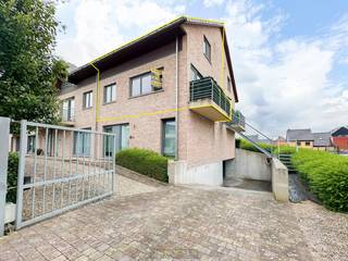 Centraal gelegen en INSTAPKLAAR APPARTEMENT met ONDERGRONDSE AUTOSTAANPLAATS en zonnig terras in het levendige centrum van Liedekerke...