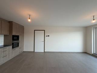 In de Aloise Biebuyckstraat 23/22 te Waregem ligt dit nieuwbouwappartement met een moderne afwerking en energiezuinige voorzieningen. Het...